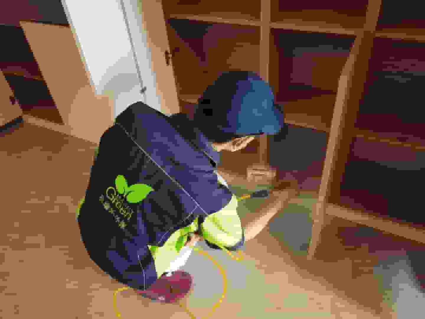 閣樓內(nèi)，業(yè)主將閣樓布置成休閑區(qū)，在治理后的清新環(huán)境中閱讀、放松，感嘆格瑞樂讓原本可能有甲醛隱患的閣樓變成舒適空間。